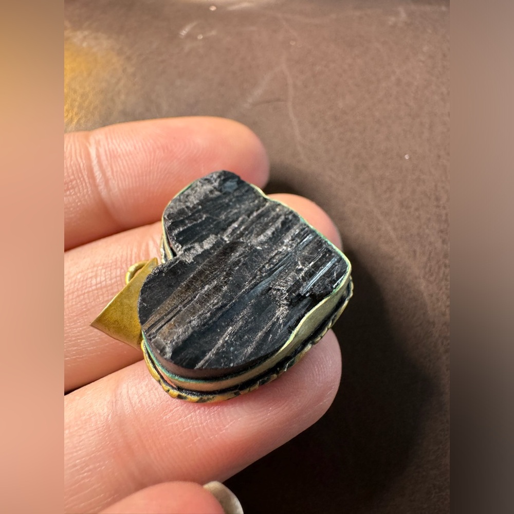 Vintage Black raw tourmaline in a heart set in a silver metal. - Picture 5 of 6